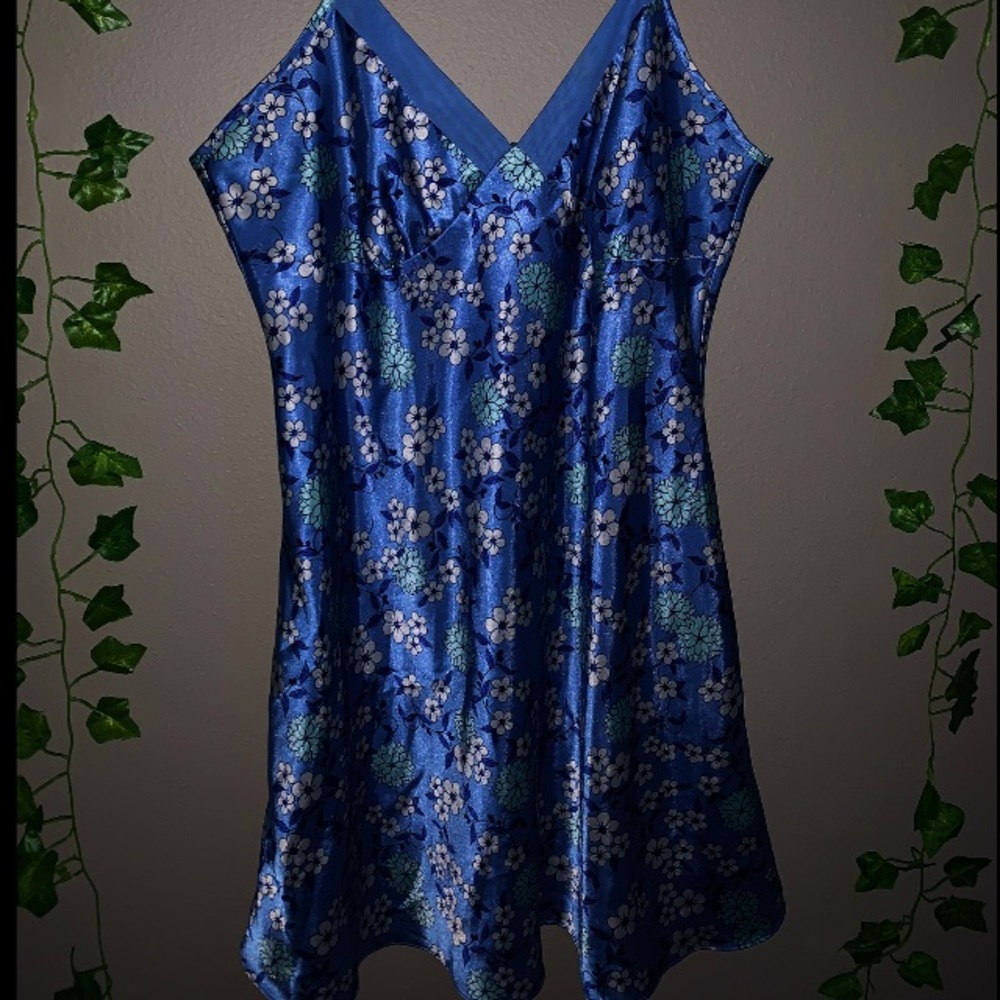 Blue flower patterned silk dress!